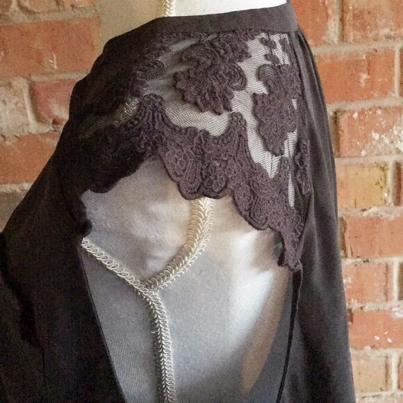 Hi/Low Top With Lace By Torrid Plus 1X - Picture 2 of 6